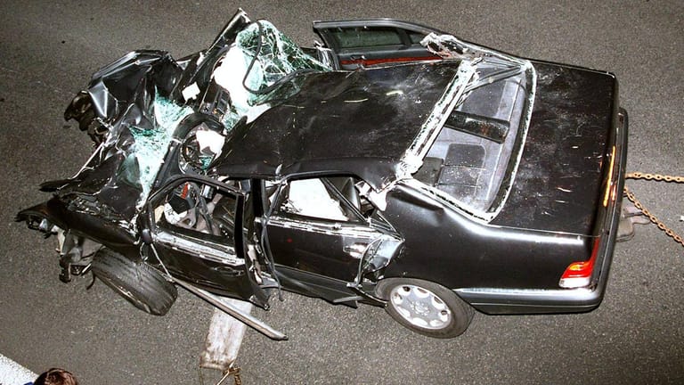 Bei einem Unfall mit diesem Mercedes S 280 kamen Diana, Dodi Al-Fayed und der Fahrer Henri Paul ums Leben. Die beiden Männer starben schon am Ort des Geschehens, Diana wurde mehrere Stunden später im Krankenhaus für Tod erklärt. Al-Fayeds Leibwächter Trevor Rees-Jones überlebte den Crash schwer verletzt.