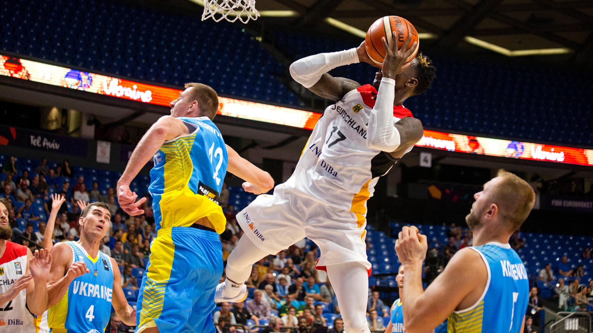 Deutschlands Spielmacher Dennis Schröder (M.) zeigte gegen die Ukraine eine starke Leistung.