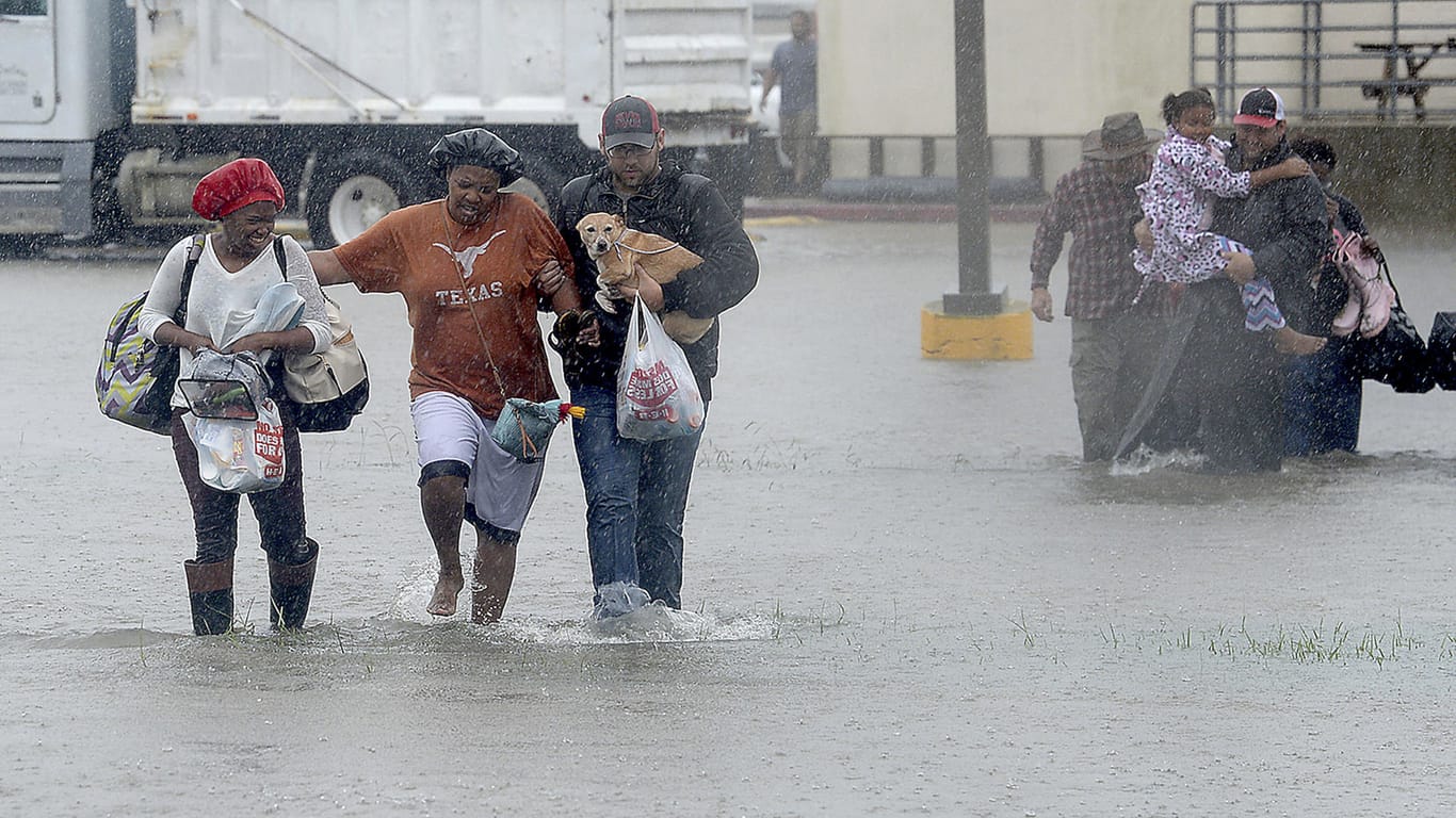 In der texanischen Stadt Port Arthur nahe der Grenze zu Louisiana brachte "Harvey" neue Regenmassen.