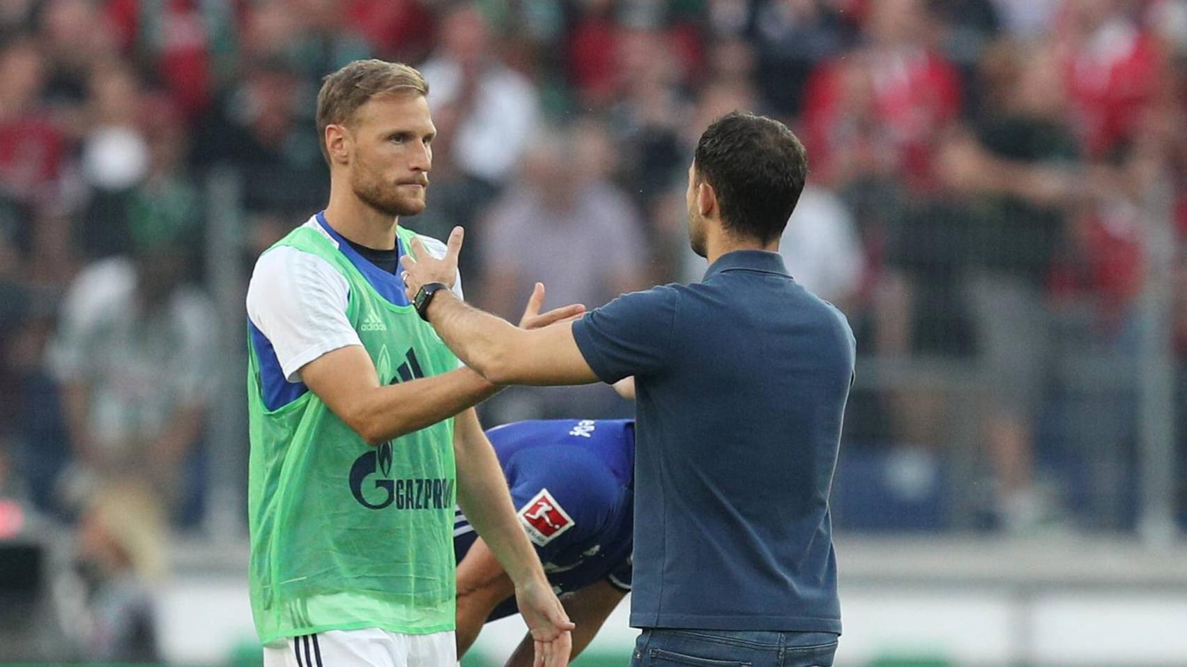 Benedikt Höwedes und Domenico Tedesco nach der Pleite in Hannover. Benedikt Höwedes und Domenico Tedesco nach der Pleite in Hannover.