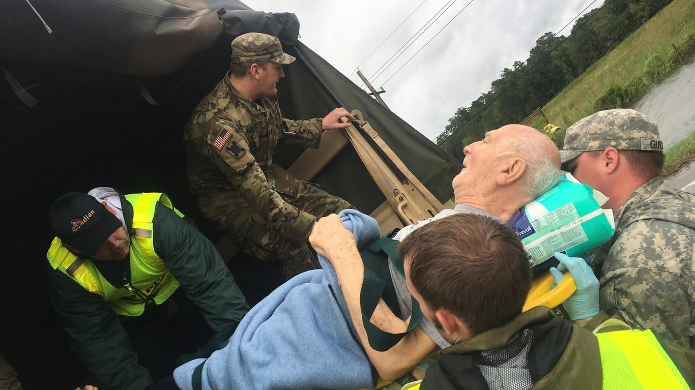 Geleitschutzsoldaten und Helfer unterstützen bei der Evakuierung eines Pflegeheims in Orange (US-Staat Louisiana).