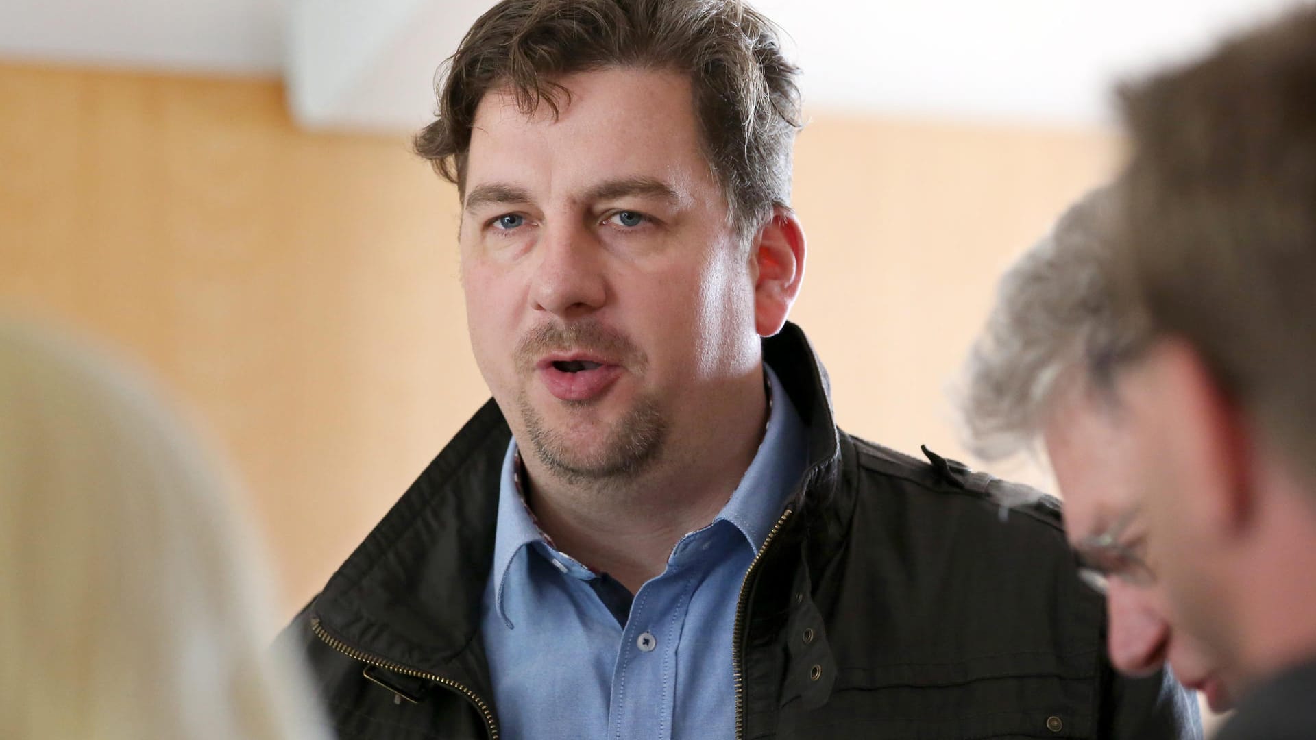 Holger Arppe bei seinem Volksverhetzungsprozess – in durchgestochenen Chat-Protokollen phantasiert er von Gewalt gegen politische Gegner. Holger Arppe bei seinem Volksverhetzungsprozess – in durchgestochenen Chat-Protokollen phantasiert er von Gewalt gegen politische Gegner.