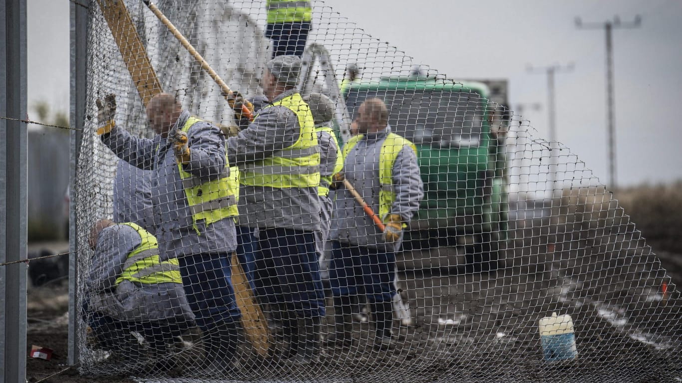 Gefängnisinsassen bei Bauarbeiten an einem Teilstück des Grenzzauns zwischen Ungarn und Serbien.