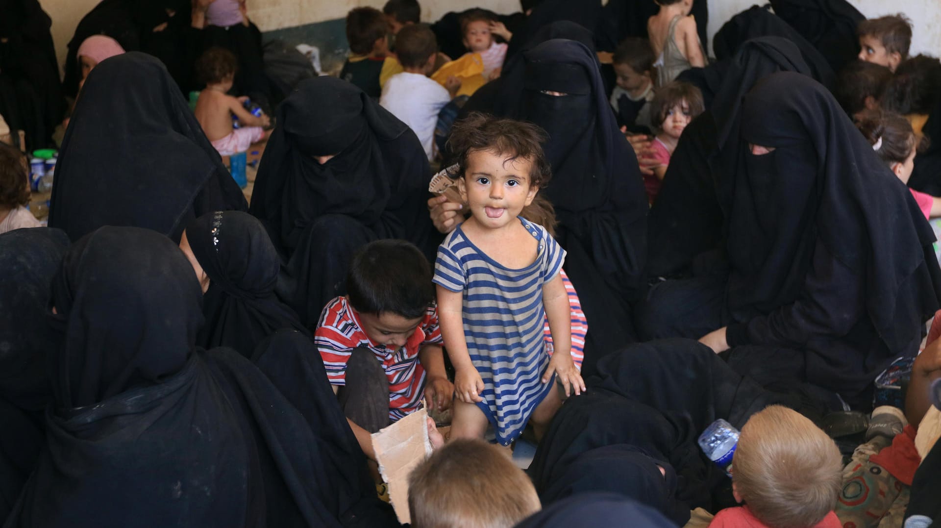 Familien und Verwandte von Kämpfern des IS in Al-Ajadia, nachdem sie sich kurdischen Peschmerga erben haben.