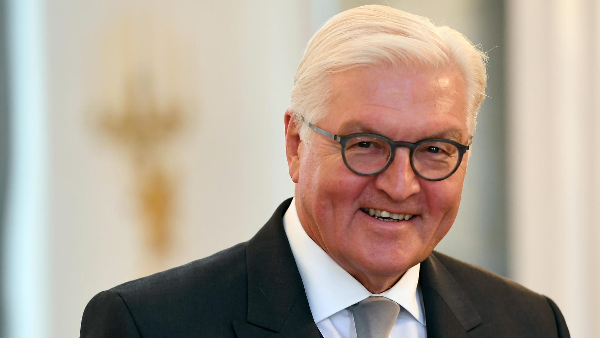 Der Bundespräsident Frank-Walther Steinmeier übt sein Amt überparteilich aus und hält sich traditionell aus der Tagespolitik heraus. Der Bundespräsident Frank-Walther Steinmeier übt sein Amt überparteilich aus und hält sich traditionell aus der Tagespolitik heraus.