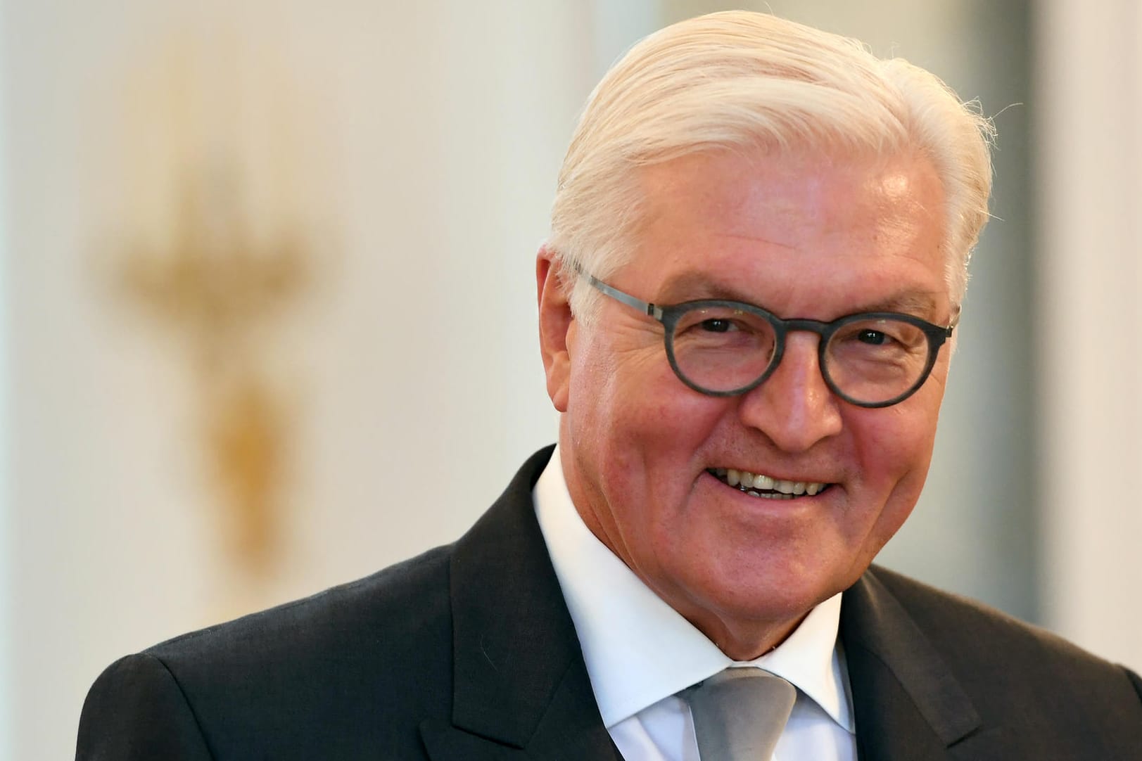 Der Bundespräsident Frank-Walther Steinmeier übt sein Amt überparteilich aus und hält sich traditionell aus der Tagespolitik heraus.