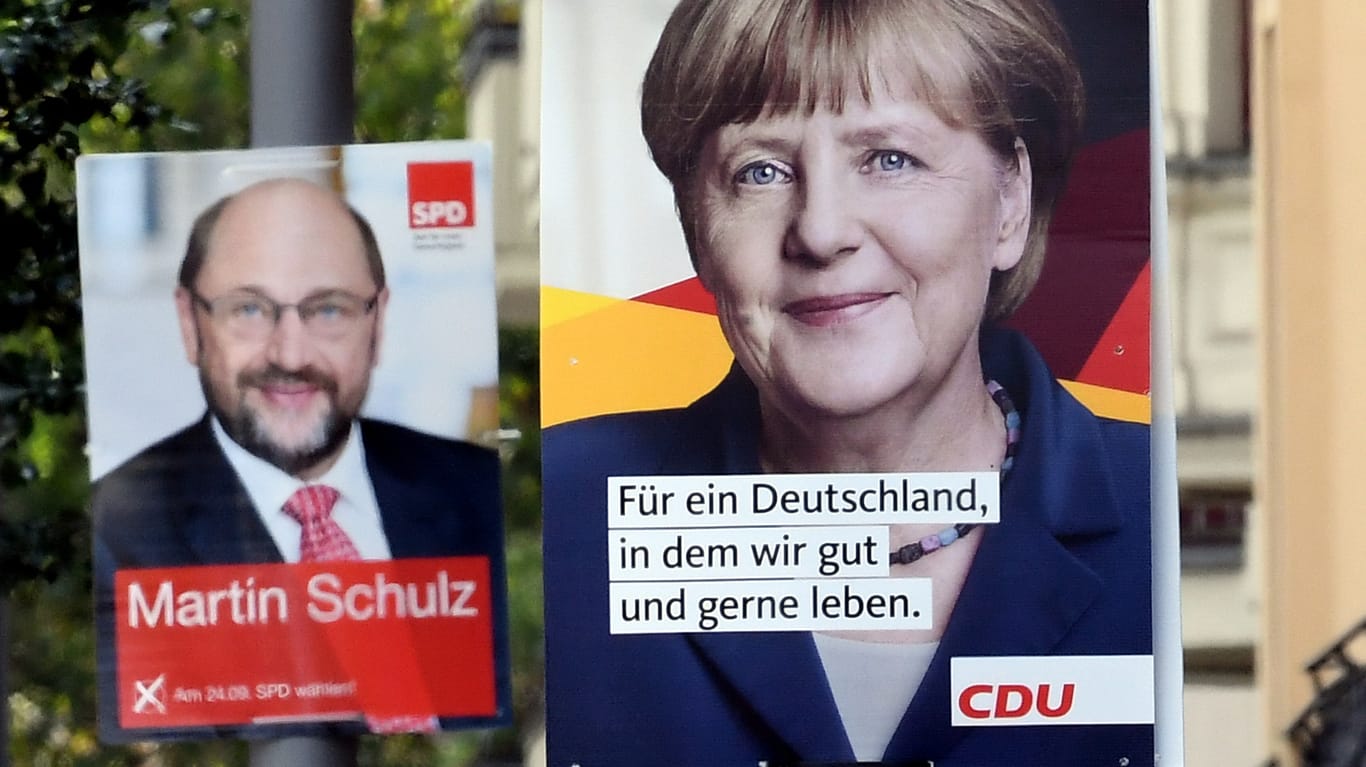 Wahlplakate für die Bundestagswahl hängen in Berlin.