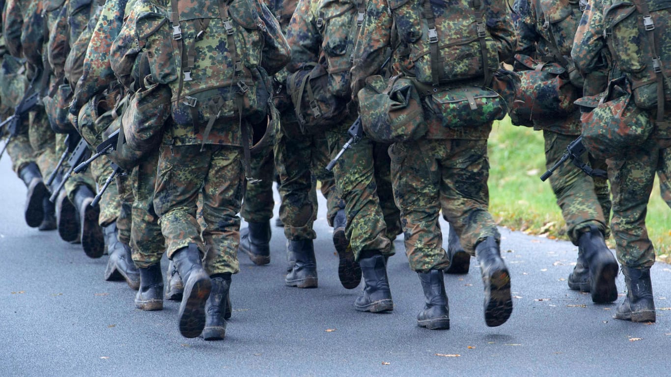 Bundeswehrsoldaten bei einem Übungsmarsch in Uniform.