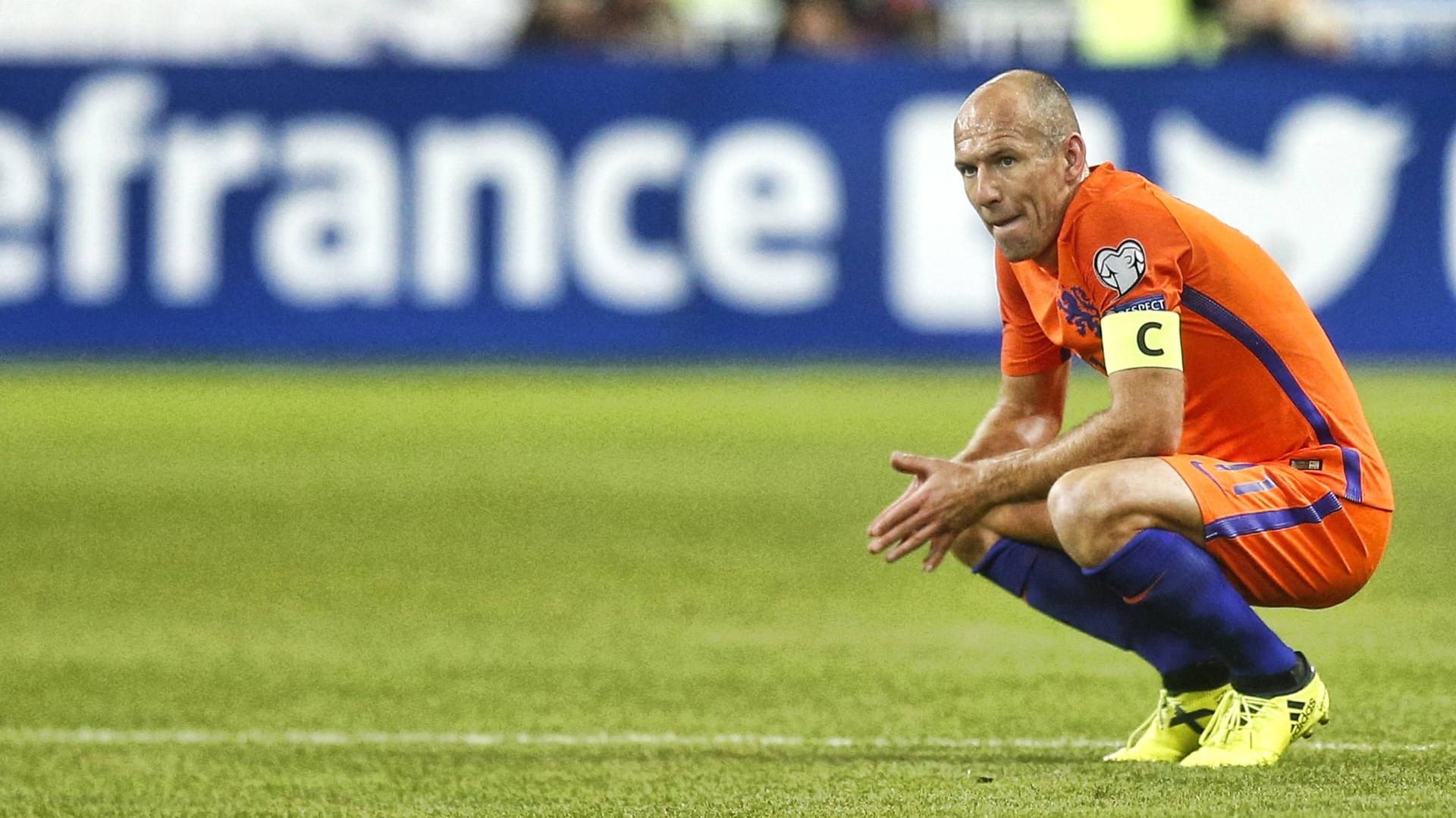 Ein niedergeschlagener Arjen Robben im Stade de France.