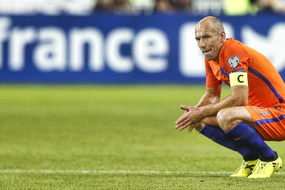Ein niedergeschlagener Arjen Robben im Stade de France.