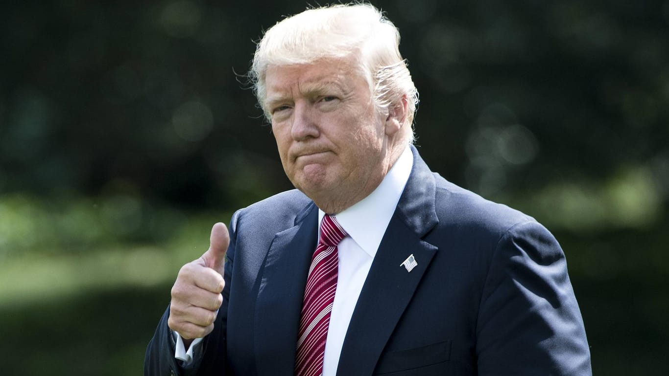 Donald Trump vor dem Weißen Haus zeigt den Daumen hoch.