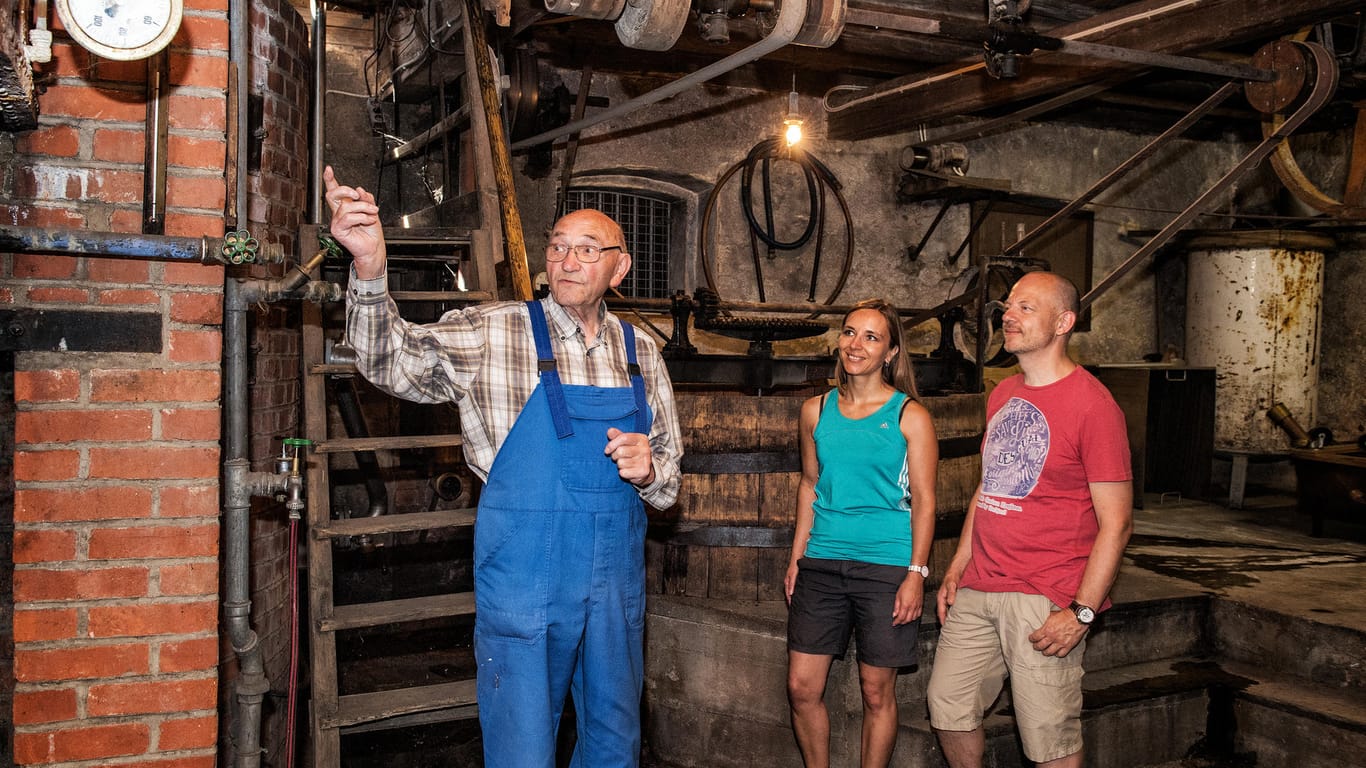 Der Meister der Brauerei Kathi-Bräu im Dorf Heckenhof gibt Einblicke in den Betrieb.