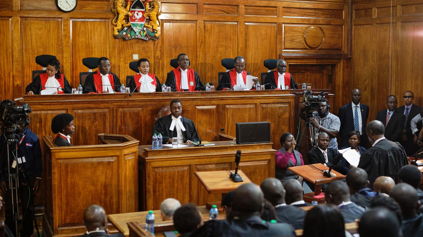 Das oberste Gericht in Kenia mit den Richtern Njoki Ndung'u (l-r), Jackton Ojwang, Philomela Mwilu, dem vorsitzenden Richter David Maraga, Smokin Wanjala und Isaac Lenaola