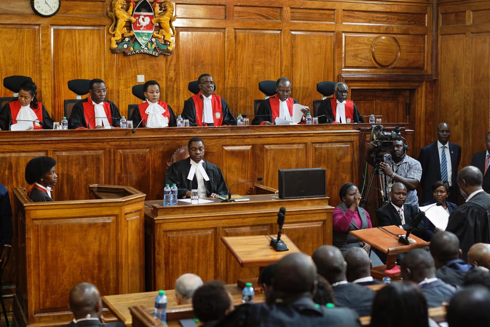 Das oberste Gericht in Kenia mit den Richtern Njoki Ndung'u (l-r), Jackton Ojwang, Philomela Mwilu, dem vorsitzenden Richter David Maraga, Smokin Wanjala und Isaac Lenaola