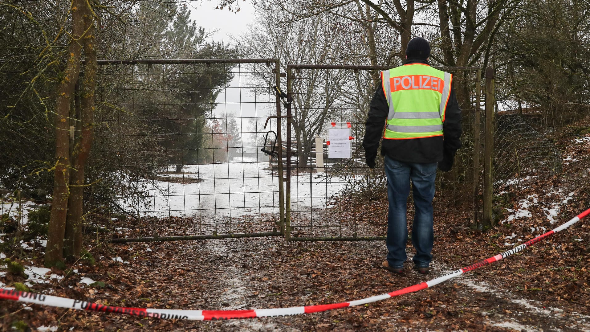 Polizei steht vor dem abgesperrtem Tatort Polizei steht vor dem abgesperrtem Tatort