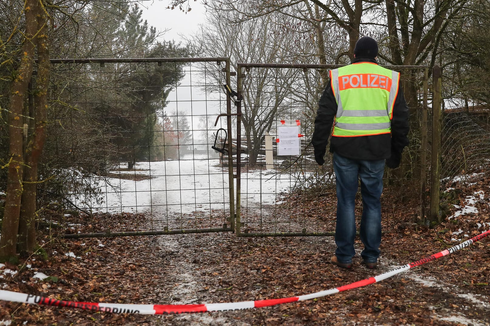 Polizei steht vor dem abgesperrtem Tatort