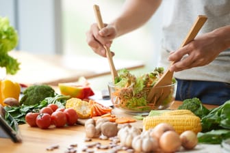 Viel Gemüse, Obst, gesunde Öle und Fisch, aber auch Milchprodukte sollen laut DGE auf dem Speiseplan landen.
