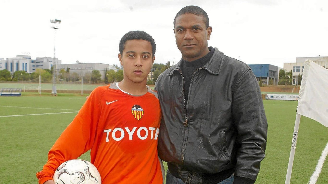 Mazinho (rechts) und sein Sohn Thiago Alcantara im Jahr 2004.