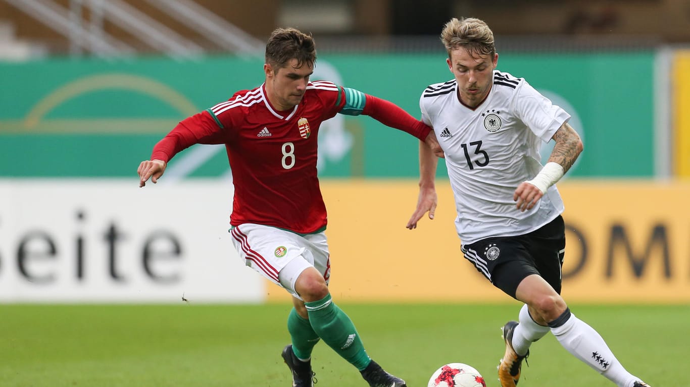 Der deutsche U21-Nationalspieler Jannes Horn (rechts) im Duell mit dem Ungarn Mate Katona.