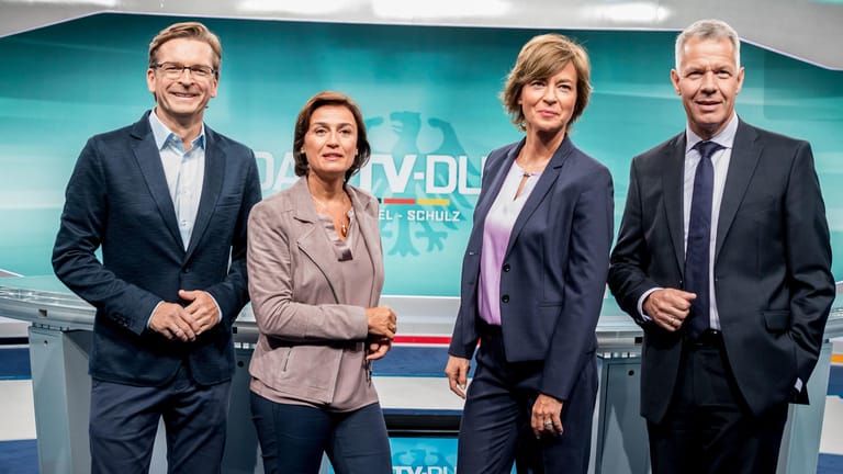 Die Moderatoren des Duells: v.l. Claus Strunz (Sat.1), Sandra Maischberger (ARD), Maybrit Illner (ZDF) und Peter Kloeppel (RTL).