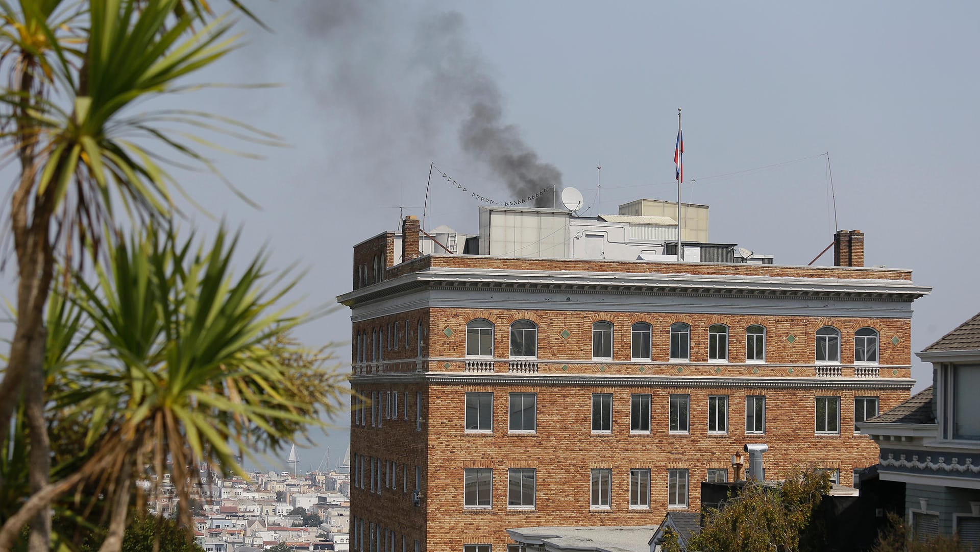 Das russische Konsulat in San Francisco soll am Samstag geschlossen und anschließend durchsucht werden. Nun verbrennt Botschaftspersonal offenbar Dinge im Kamin. Das russische Konsulat in San Francisco soll am Samstag geschlossen und anschließend durchsucht werden. Nun verbrennt Botschaftspersonal offenbar Dinge im Kamin.