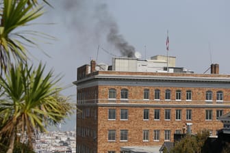Das russische Konsulat in San Francisco soll am Samstag geschlossen und anschließend durchsucht werden. Nun verbrennt Botschaftspersonal offenbar Dinge im Kamin.