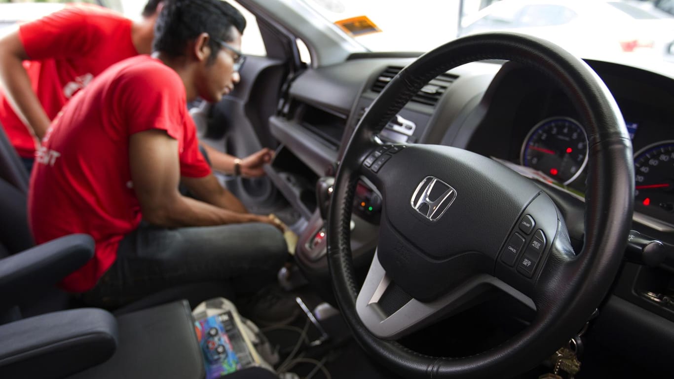 Ein Techniker tauscht einen fehlerhaften Airbag in einem Auto von Honda aus.