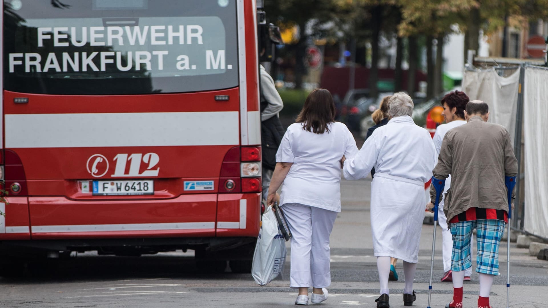 Patienten des Bürgerhospitals werden in ein anderes Krankenhaus verlegt, da die Klinik wegen einer Bombenentschärfung am Sonntag evakuiert werden muss.