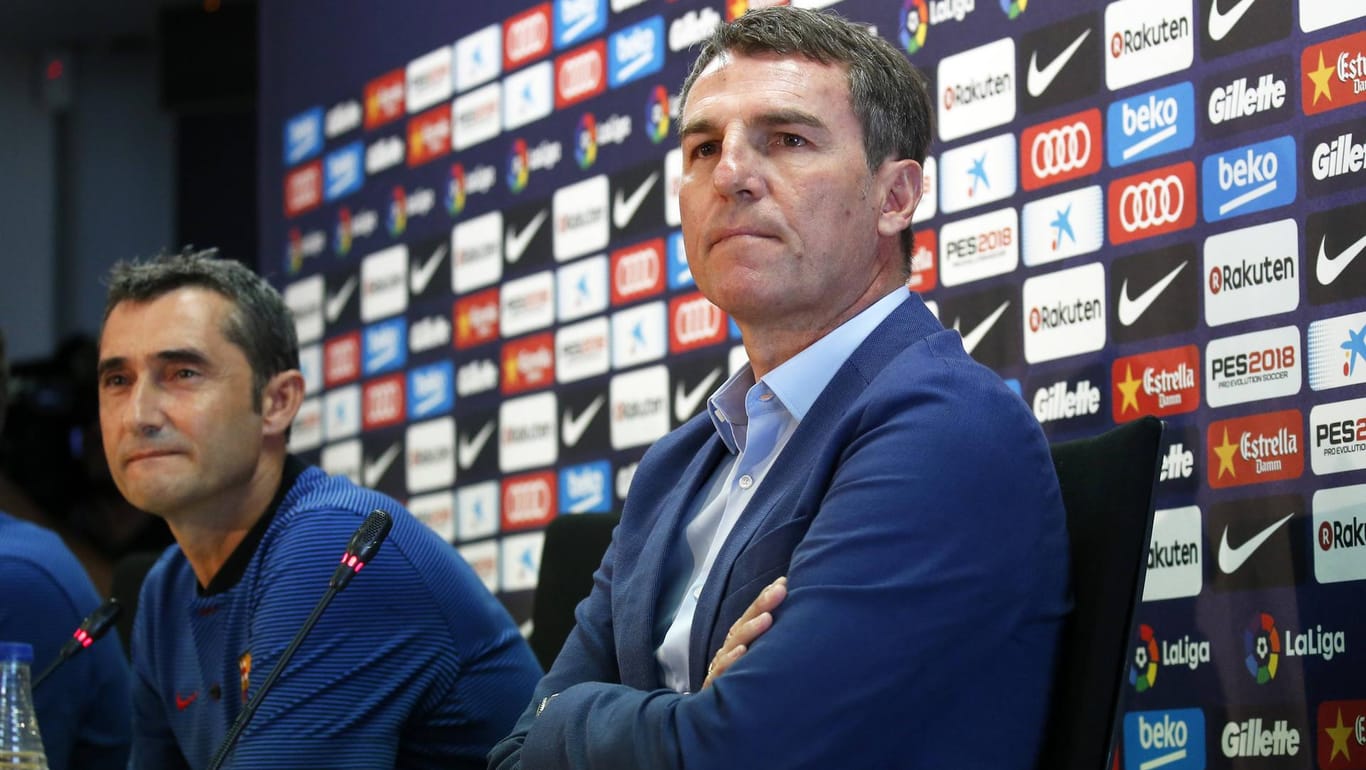 Robert Fernandez, Sportdirektor des FC Barcelona, wehrt sich gegen Kritik an der Transferpolitik des Klubs.