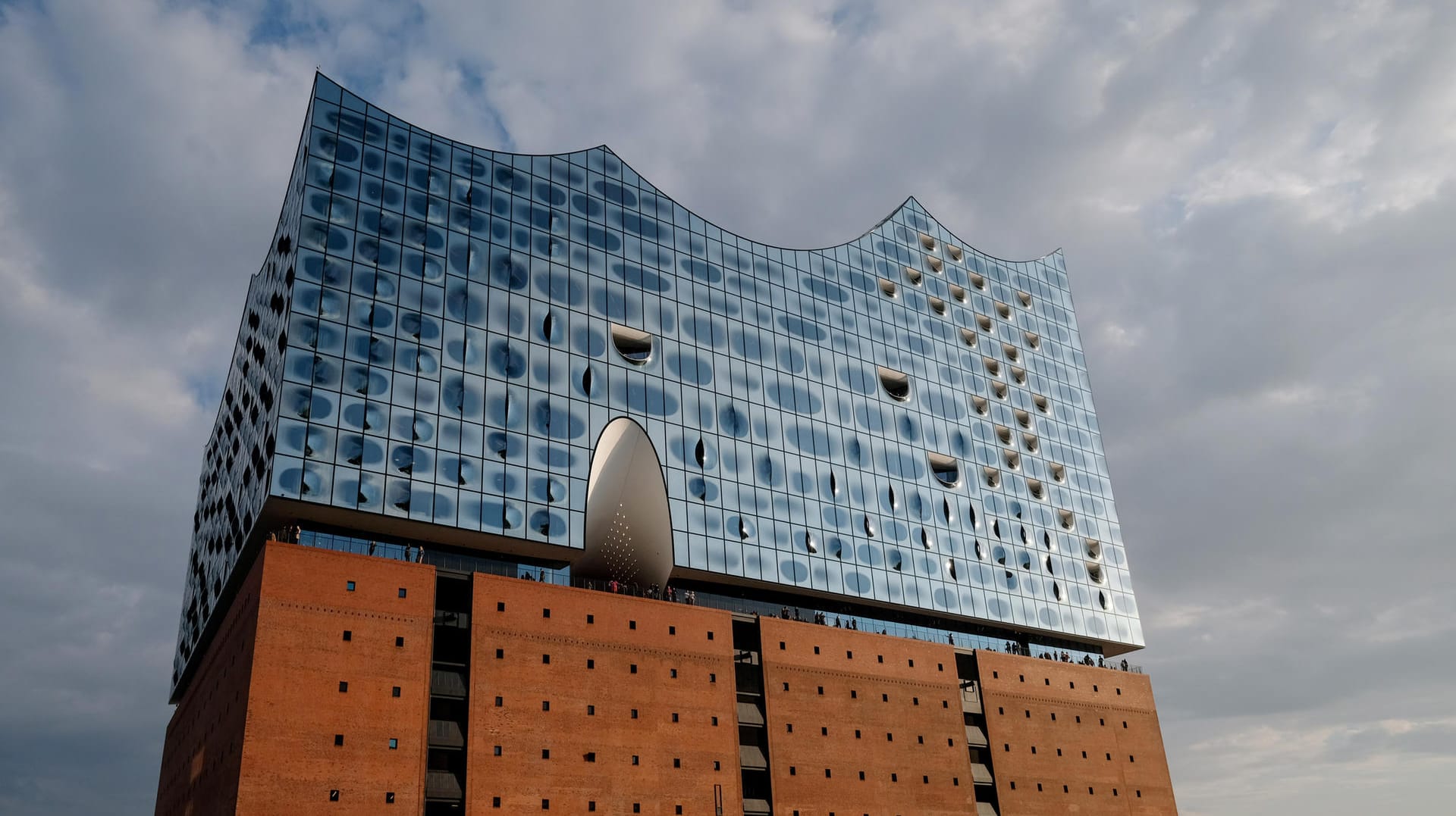 Die Elbphilharmonie war am 11. Januar nach neun Jahren Bauzeit eröffnet worden.