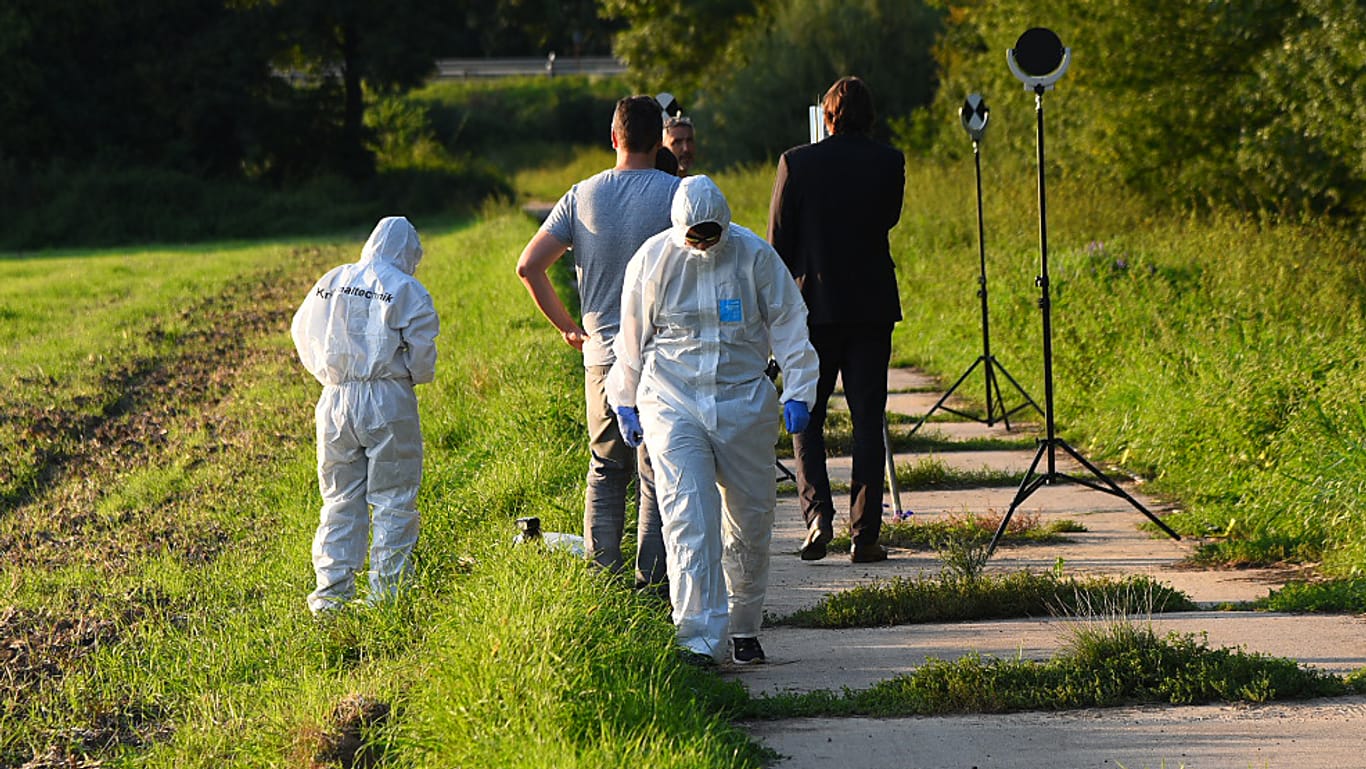 Polizisten sichern am Fundort der toten Frau aus Heidelberg Spuren.