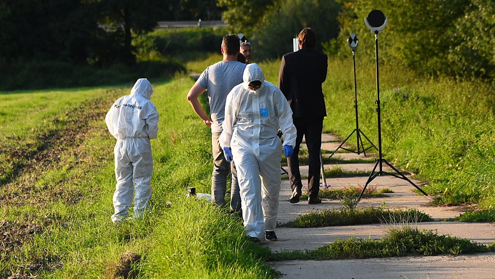 Polizisten sichern am Fundort der toten Frau aus Heidelberg Spuren. Polizisten sichern am Fundort der toten Frau aus Heidelberg Spuren.