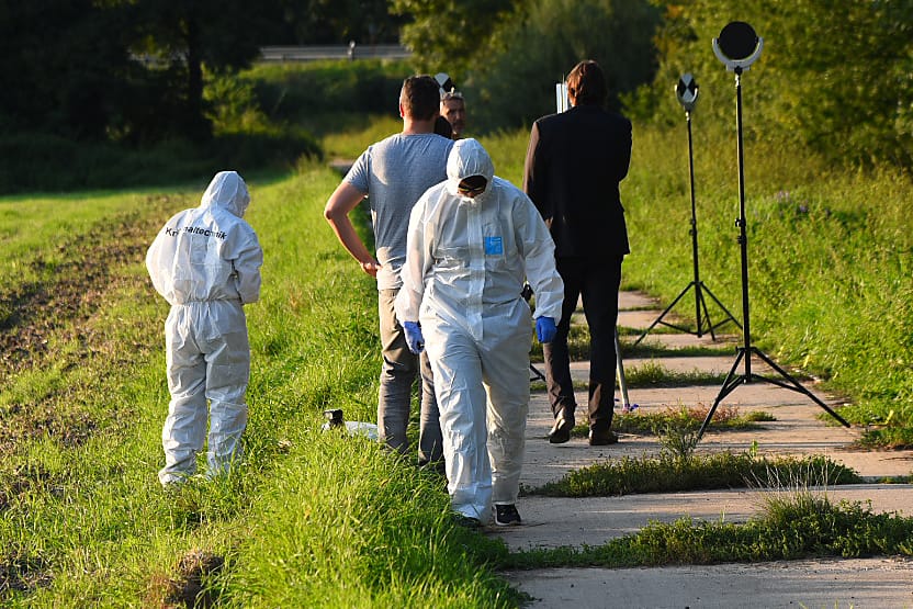 Polizisten sichern am Fundort der toten Frau aus Heidelberg Spuren.