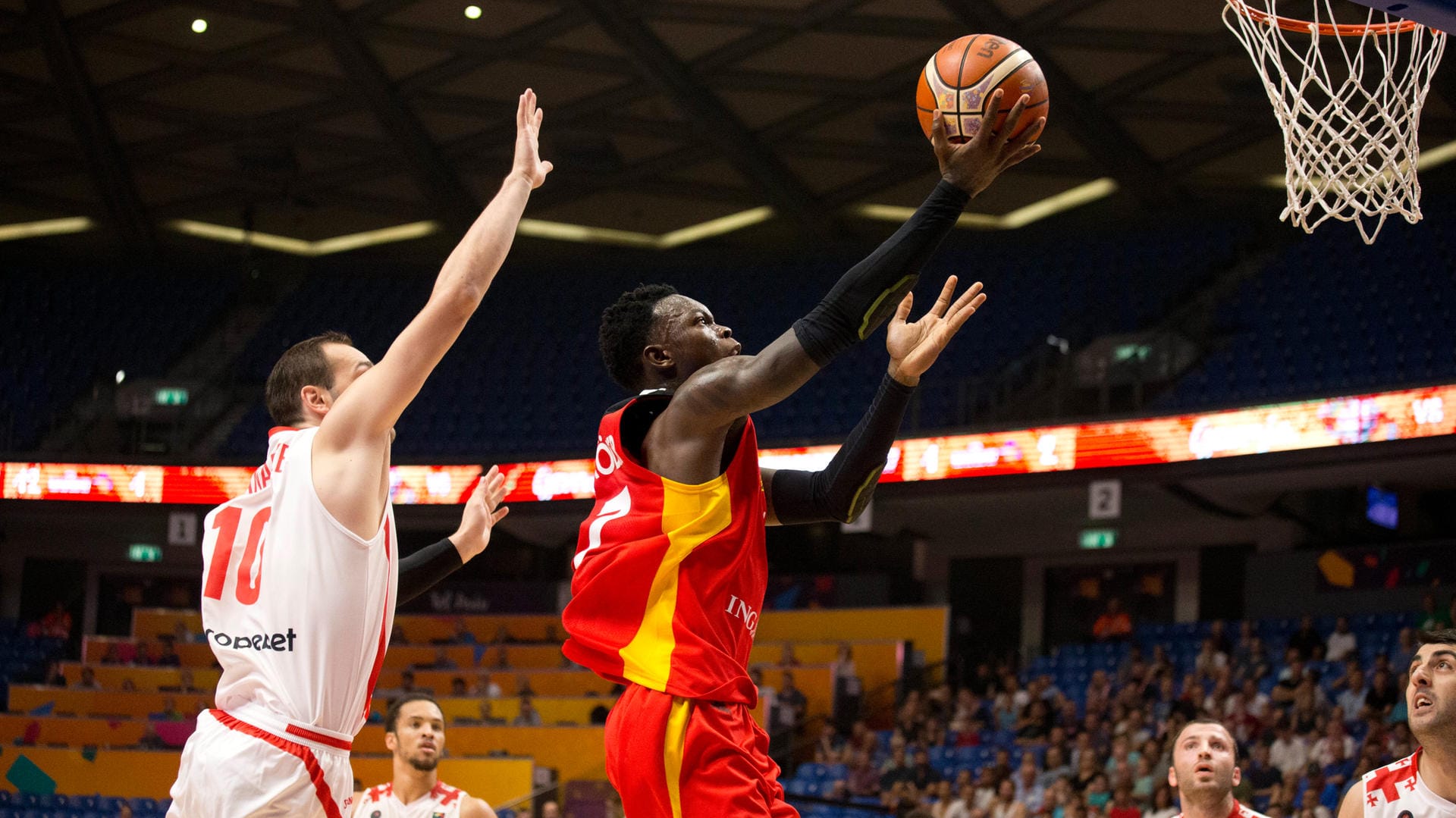 Dennis Schröder (r.) war gegen Georgien wieder erfolgreichster Werfer des deutschen Teams.