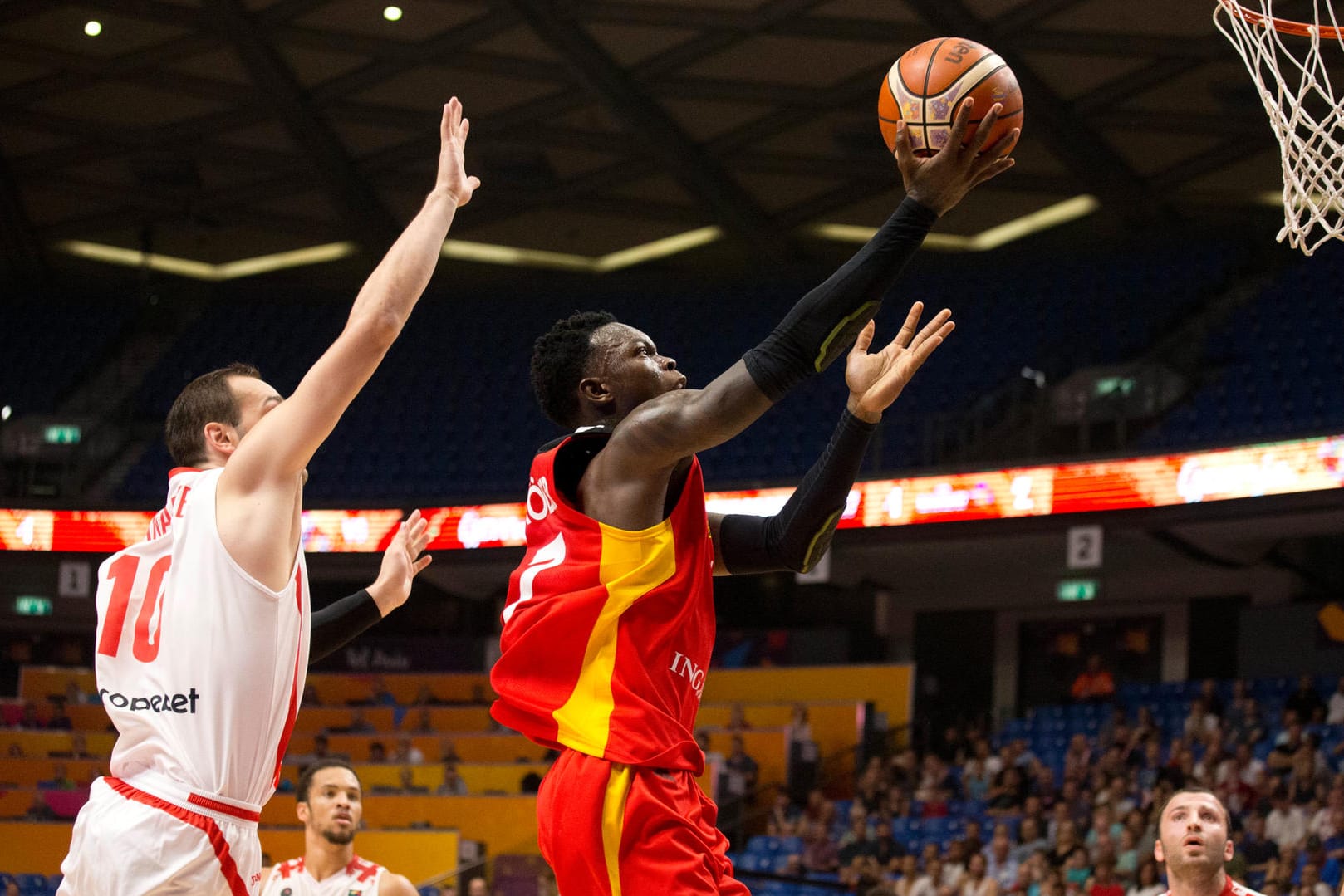 Dennis Schröder (r.) war gegen Georgien wieder erfolgreichster Werfer des deutschen Teams.