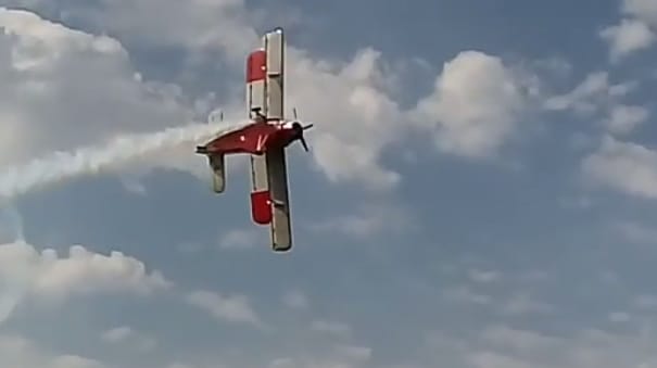 Das Oldtimer-Flugzeug verlor bei der Flugschau an Höhe.