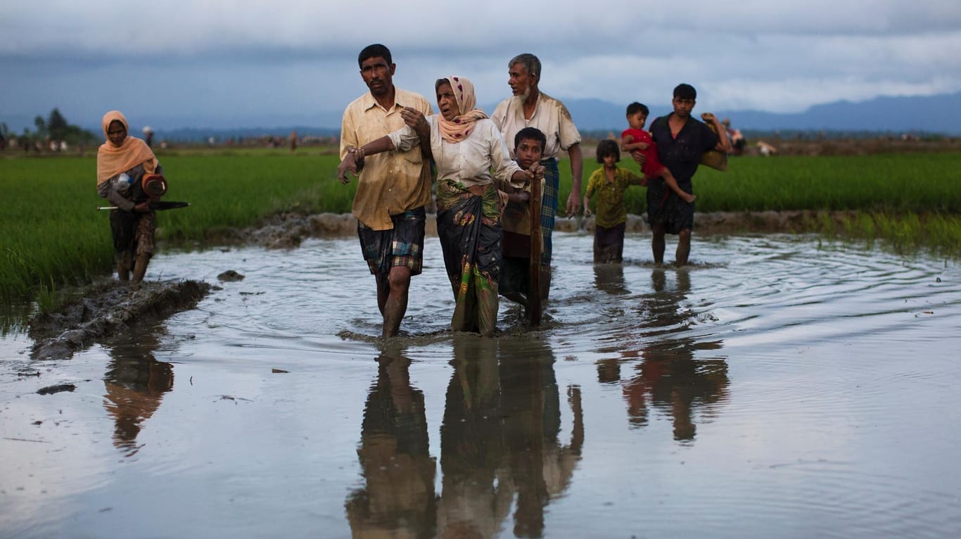 Angehörige der Rohingya-Minderheit flüchten über die Grenze nach Bangladesch.
