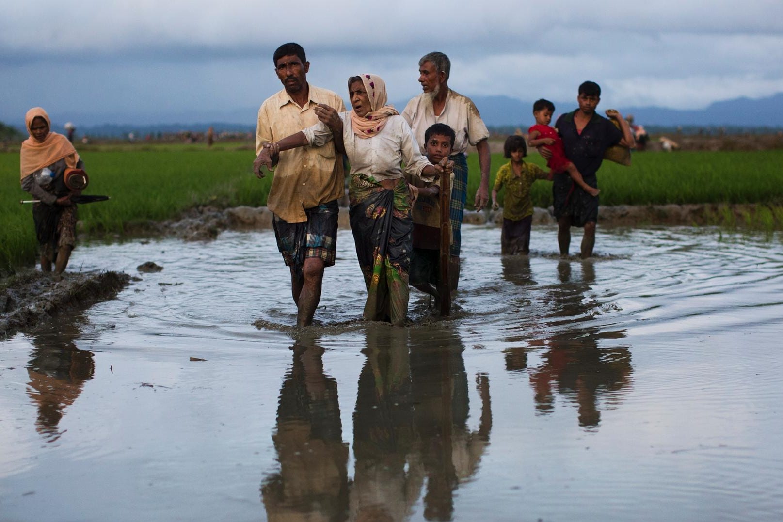 Angehörige der Rohingya-Minderheit flüchten über die Grenze nach Bangladesch.
