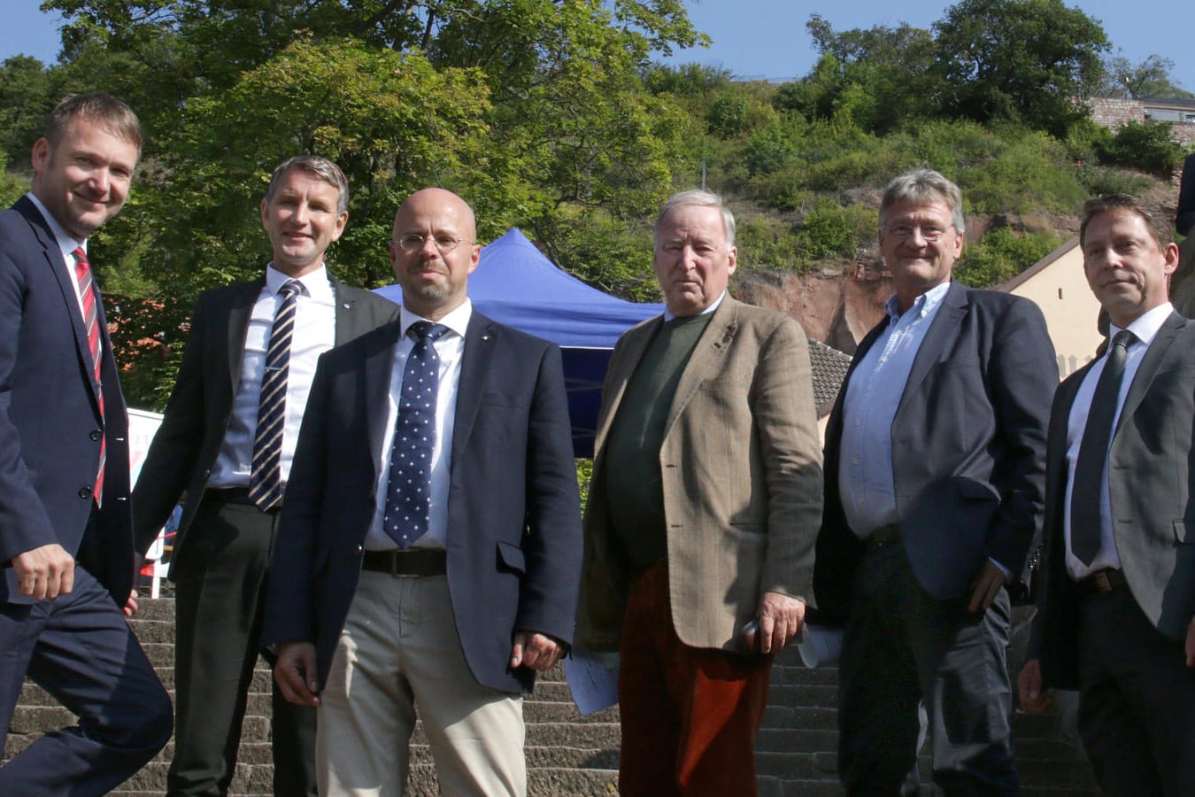 Vor dem Kyffhäusertreffen posieren Andre Poggenburg, Björn Höcke, Andreas Kalbitz, Alexander Gauland, Jörg Meuthen und Ralf Özkara für die Fotografen.