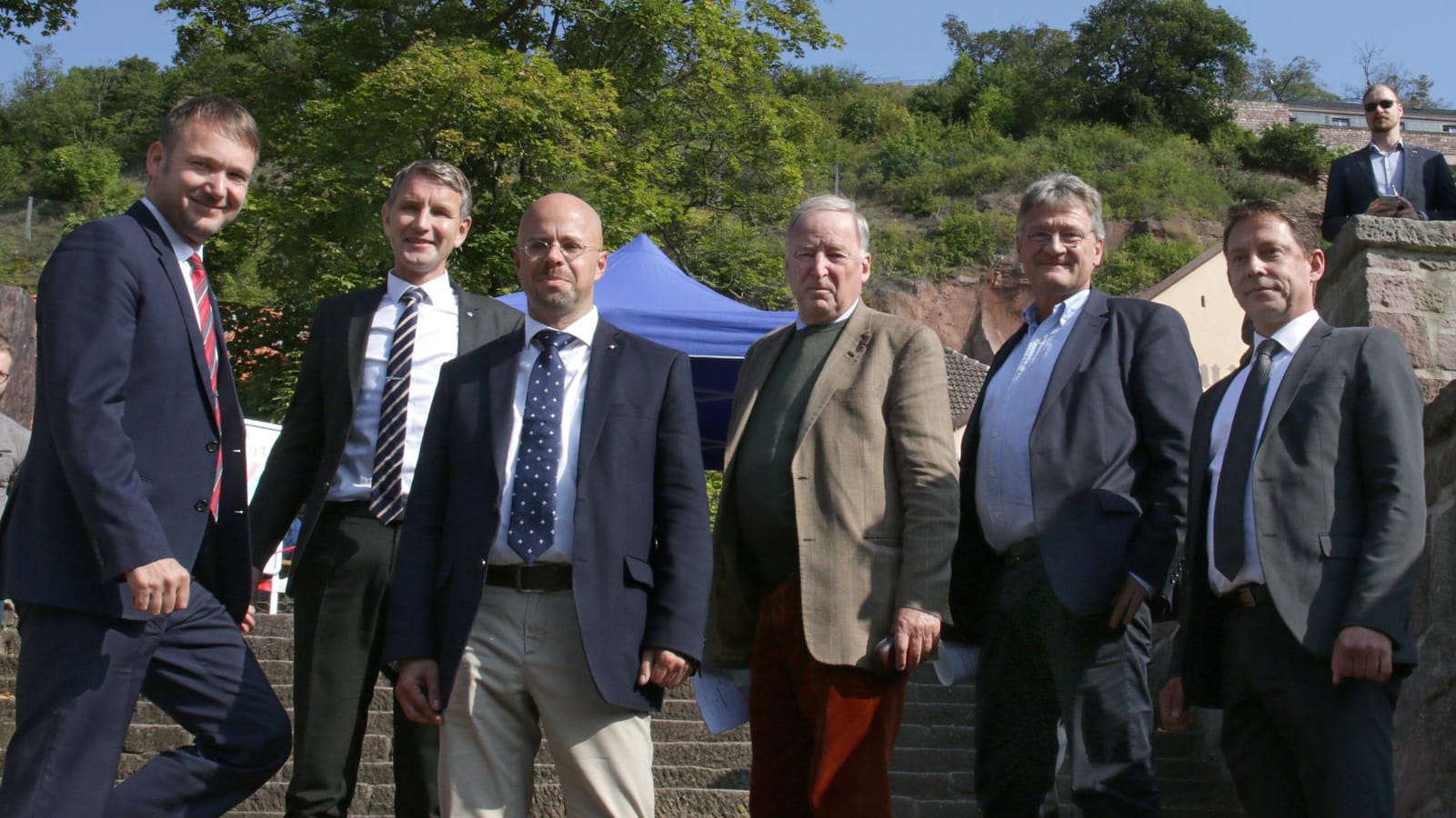 Vor dem Kyffhäusertreffen posieren Andre Poggenburg, Björn Höcke, Andreas Kalbitz, Alexander Gauland, Jörg Meuthen und Ralf Özkara für die Fotografen.