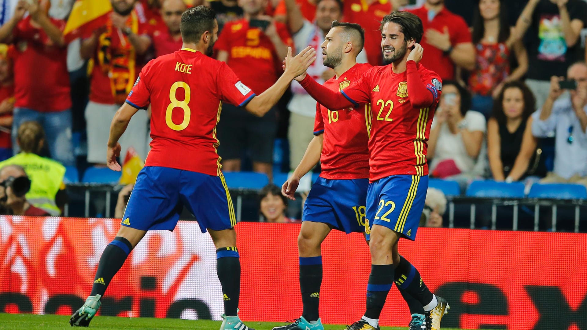 Spaniens Isco (r.) erzielte zwei Treffer beim 3:0 gegen Italien.