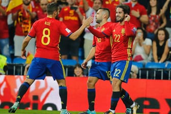 Spaniens Isco (r.) erzielte zwei Treffer beim 3:0 gegen Italien.