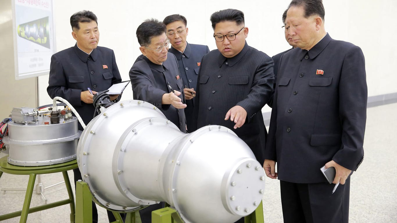 Die von der Regierung Nordkoreas am 03. September 2017 verbreitete Aufnahme zeigt Staatschef Kim Jong Un (2.v.r.) bei der Inspektion eines angeblichen Wasserstoffbomben-Sprengkopfes an einem nicht genannten Ort.