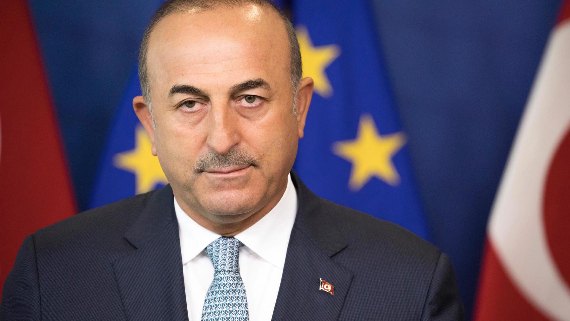 Der türkische Außenminister Mevlüt Cavusoglu sagte, Deutschland nehme sich der Festgenommenen an, bei denen es sich um mutmaßliche Unterstützer des Putschversuchs handele. Der türkische Außenminister Mevlüt Cavusoglu sagte, Deutschland nehme sich der Festgenommenen an, bei denen es sich um mutmaßliche Unterstützer des Putschversuchs handele.