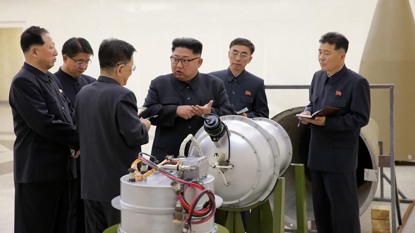 Nordkoreas Staatschef Kim Jong Un (M.) bei der Inspektion eines angeblichen Wasserstoffbomben-Sprengkopfes.