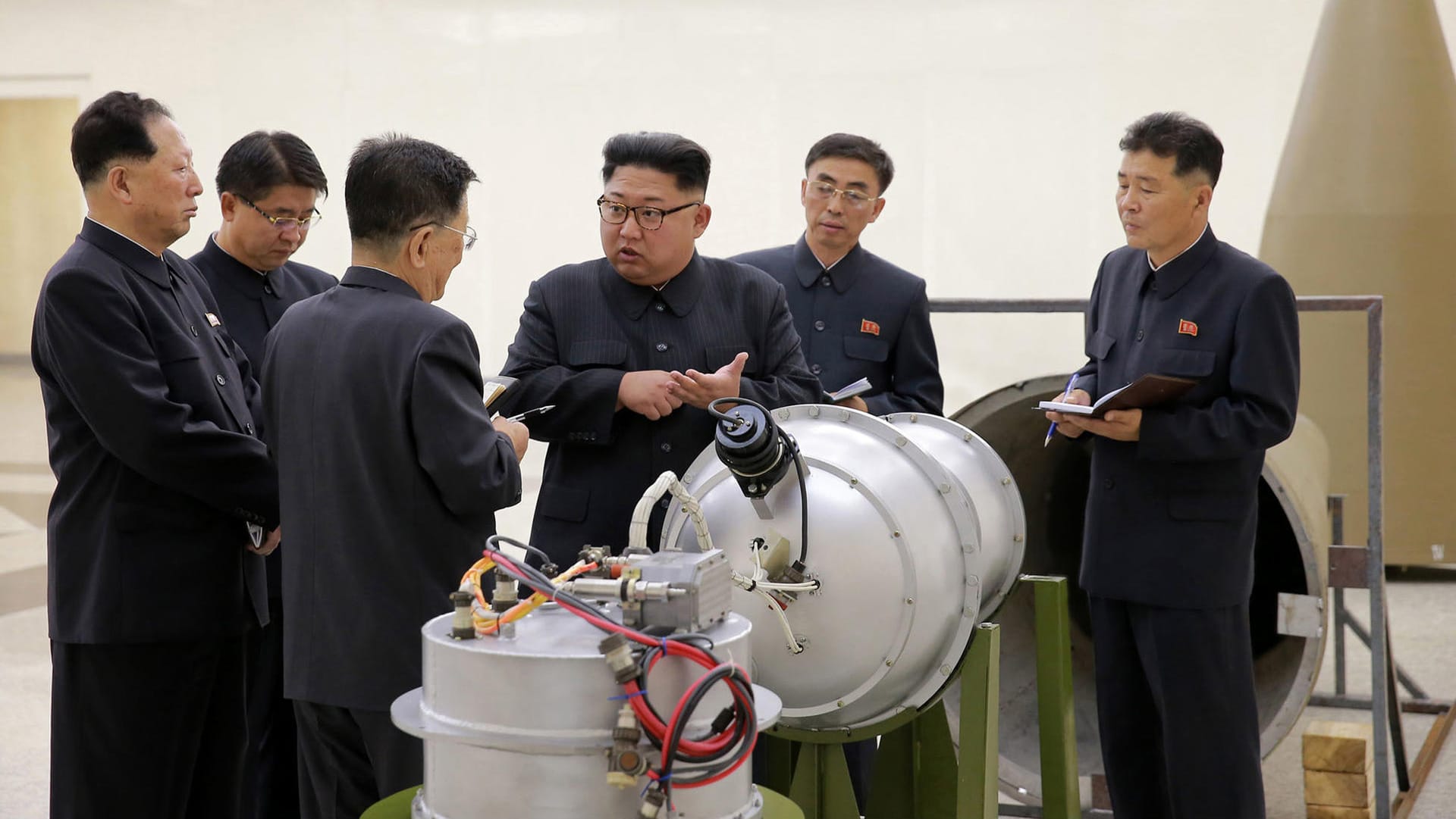Nordkoreas Staatschef Kim Jong Un (M.) bei der Inspektion eines angeblichen Wasserstoffbomben-Sprengkopfes. Nordkoreas Staatschef Kim Jong Un (M.) bei der Inspektion eines angeblichen Wasserstoffbomben-Sprengkopfes.