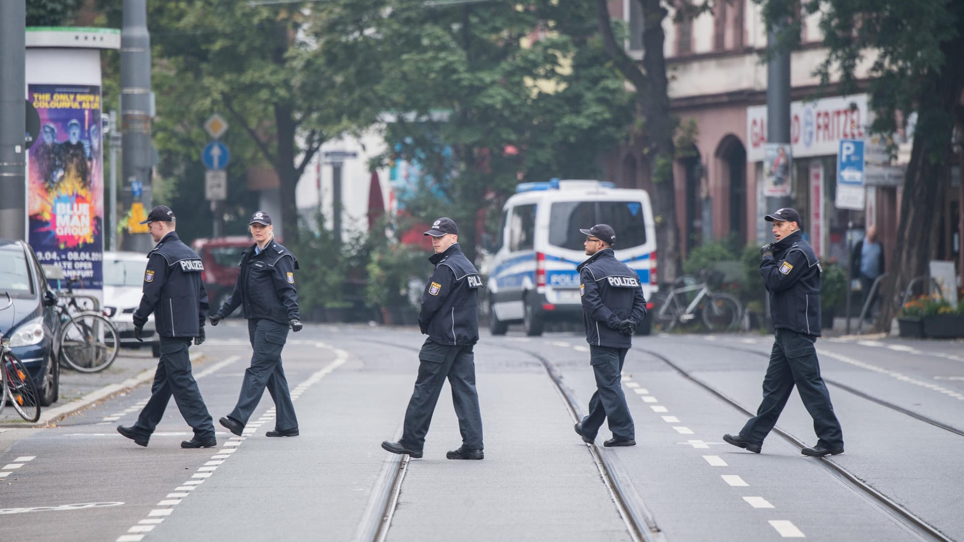 Bis zu 70.000 Menschen müssen wegen der Entschärfung einer Weltkriegsbombe in Frankfurt am Main ihre Wohnungen in der Sperrzone verlassen.