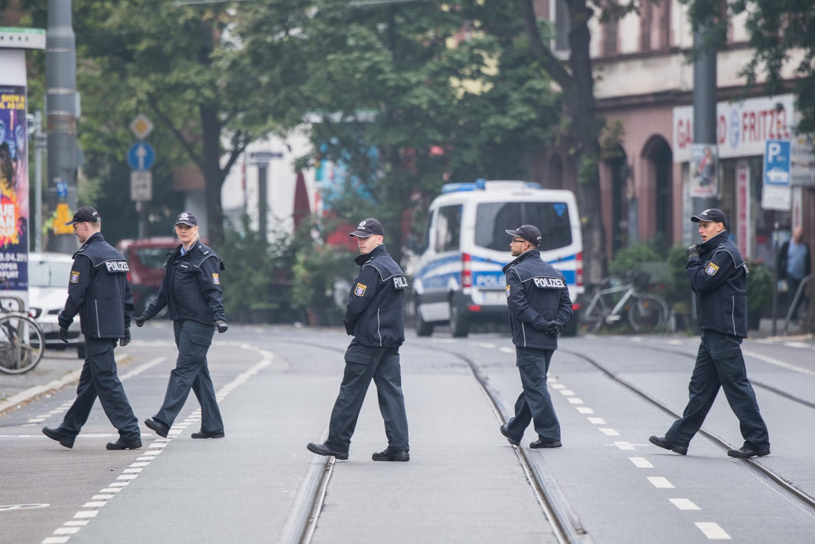 Bis zu 70.000 Menschen müssen wegen der Entschärfung einer Weltkriegsbombe in Frankfurt am Main ihre Wohnungen in der Sperrzone verlassen.