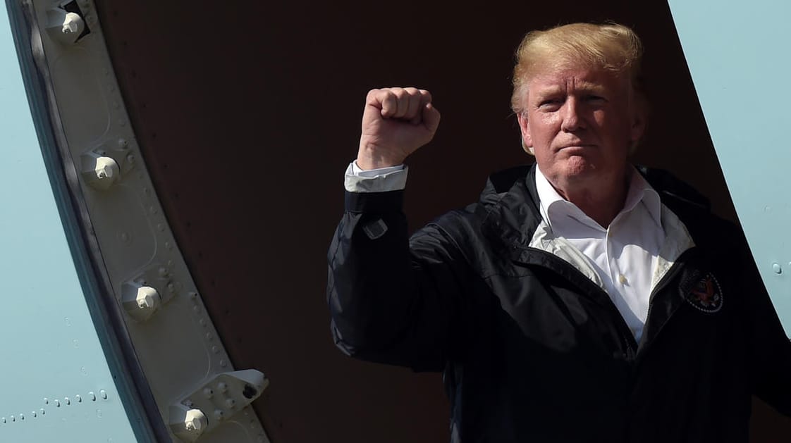 Donald Trump zeigt nach einem Besuch im Überschwemmungsgebiet Houstons die erhobene Faust.