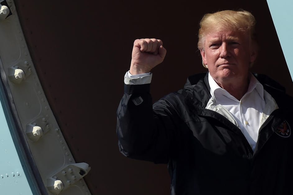 Donald Trump zeigt nach einem Besuch im Überschwemmungsgebiet Houstons die erhobene Faust.
